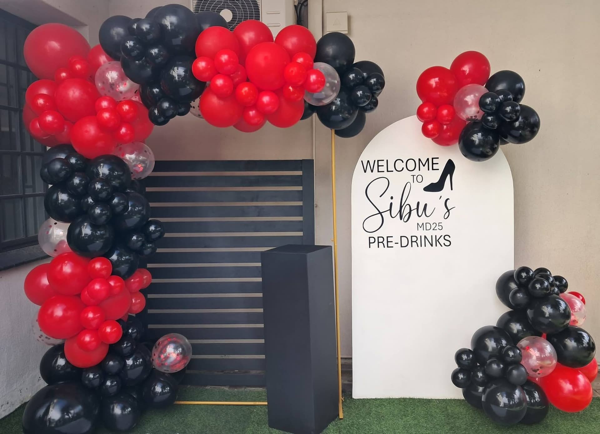 Sibu's MD25 Pre-Drinks red and black balloon arch setup
